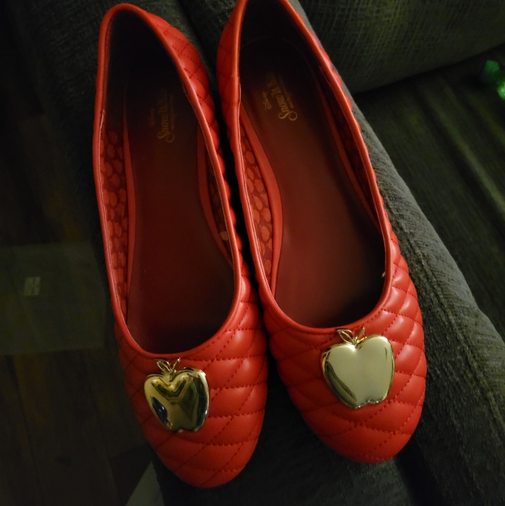 Hot topic snow white flats